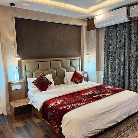 Hotel Manora Palace Srinagar  Ngoại thất bức ảnh