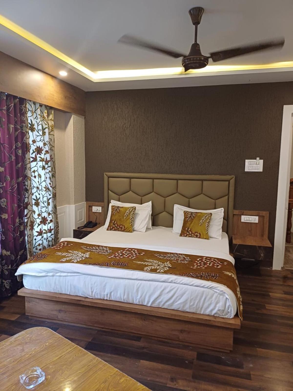 Hotel Manora Palace Srinagar  Ngoại thất bức ảnh